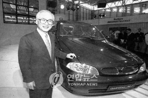 국제 자동차쇼에서 신차발표하는 김우중 회장