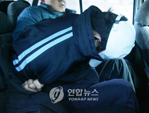 압송되는 총기탈취 용의자