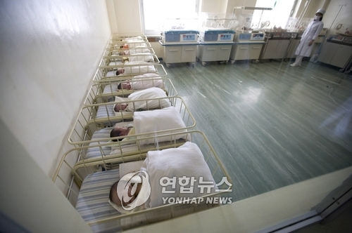 북한 평양의 한 여성병원 신생아실 모습 (EPA=연합뉴스 자료사진)