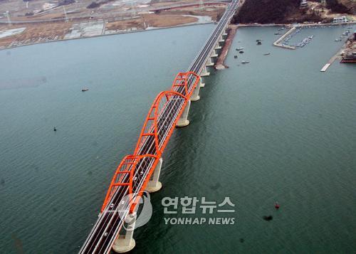 사진은 목포-신안을 잇는 압해대교의 장엄한 모습(자료)