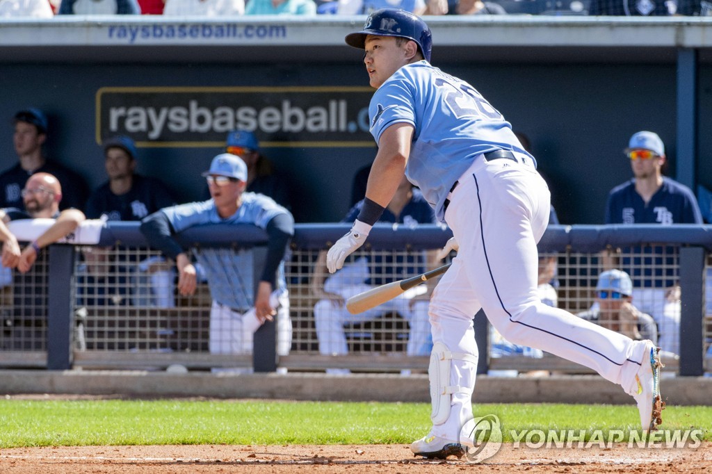 타격하는 최지만