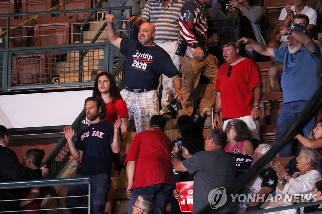 도널드 트럼프 미국 대통령의 유세장에서 시위자로 오인받은 지지자 프랭크 도슨씨