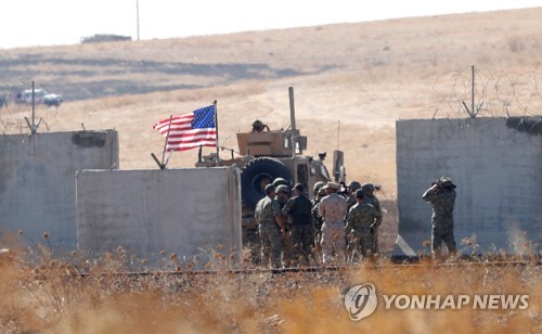 (로이터=연합뉴스) 터키군이 8일(현지시간) 국경을 넘어 시리아로 진입한 뒤 미군과 합류하는 모습.
