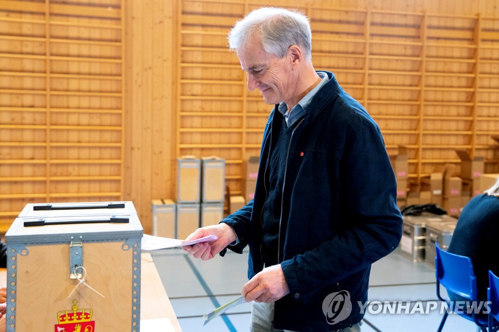요나스 가흐르 스토에레 노르웨이 노동당 대표가 투표하는 모습 [로이터=연합뉴스]