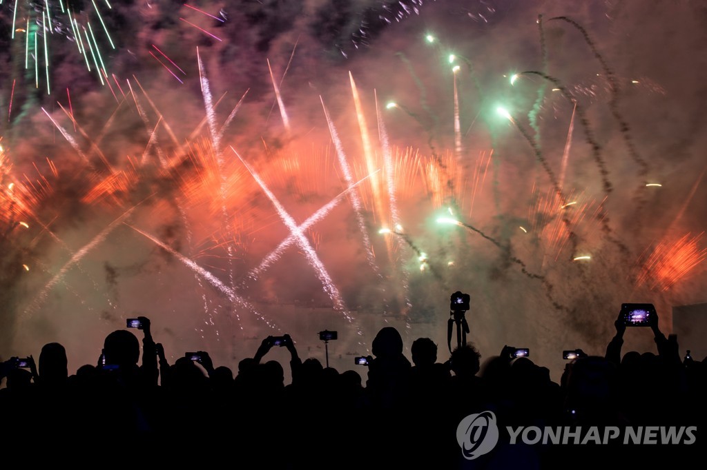 RUSSIA-FESTIVAL/LIGHT