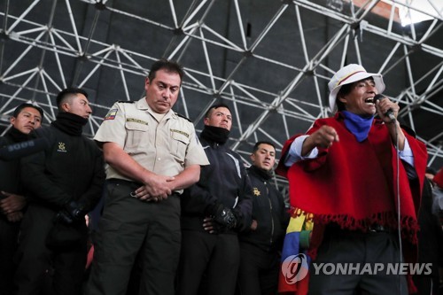 원주민 시위대에 붙잡힌 에콰도르 경찰