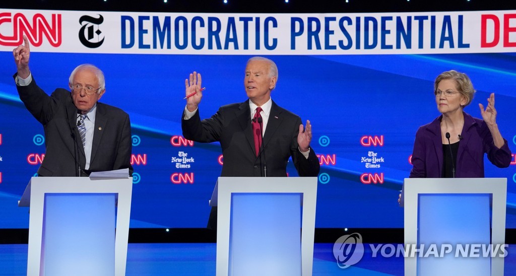 지난달 열린 미국 민주당 대선 주자 토론회에 참석한 워런(오른쪽), 바이든(가운데), 샌더스