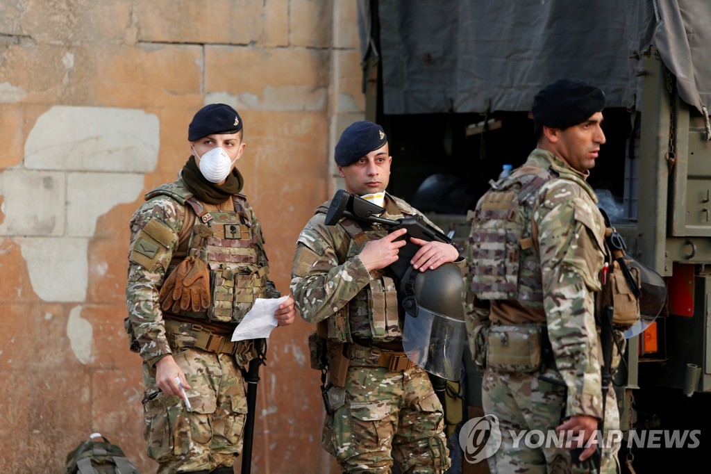 마스크를 착용한 채 경비 활동을 하는 몰타 군인들. 2020.4.6. [로이터=연합뉴스]