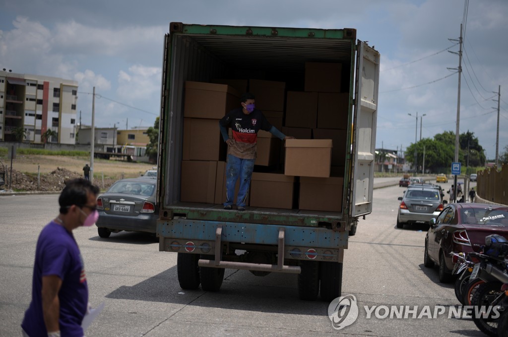  7일(현지시간) 코로나19 사망자가 급증한 에콰도르 과야킬에 공급할 판지 소재 관을 운반하는 트럭