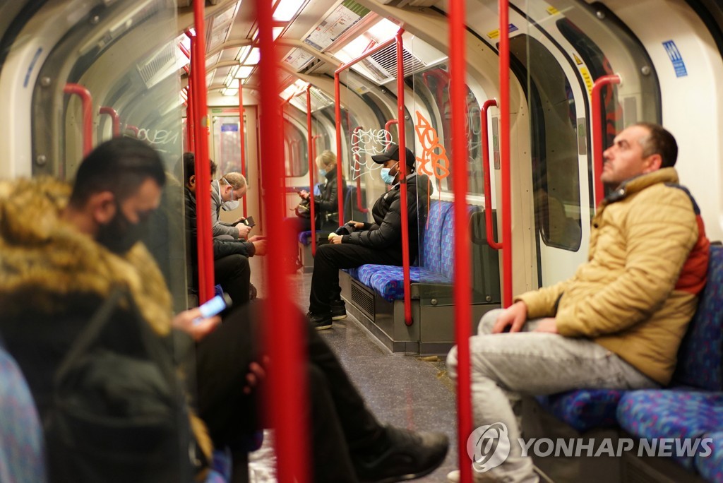 런던 지하철에서 일부 탑승객만 마스크를 착용한 모습 [로이터=연합뉴스]