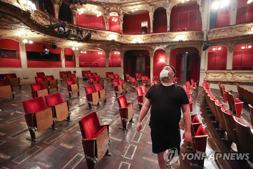 HEALTH-CORONAVIRUS/GERMANY-THEATRE