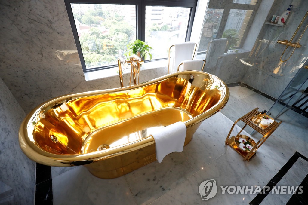 변기·욕조까지 금 입힌 베트남 호텔…"황금 1t 사용"