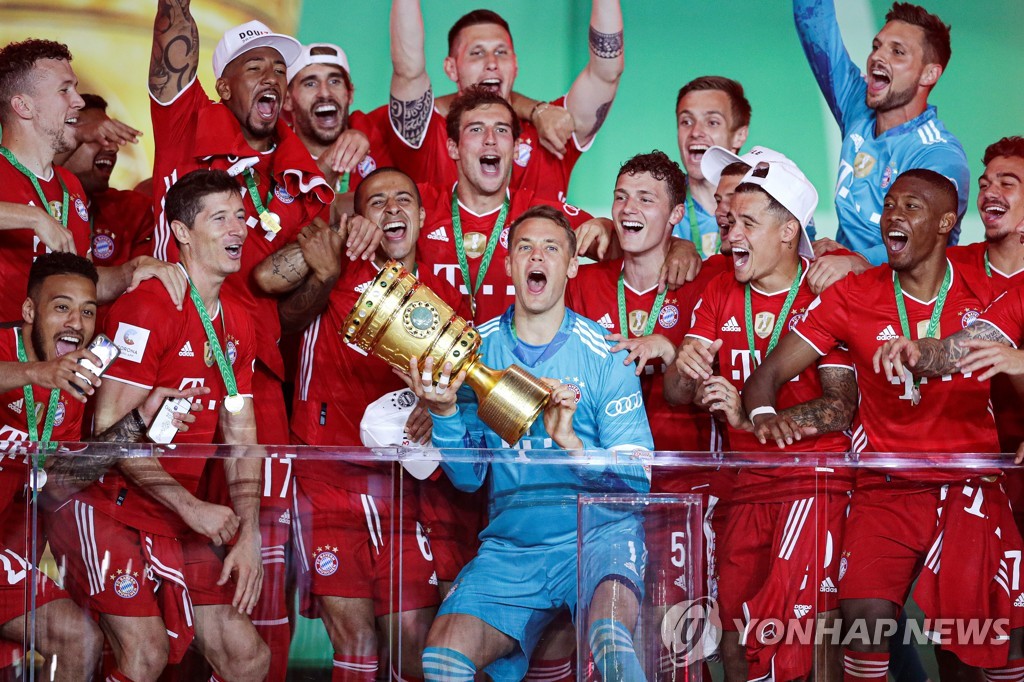 통산 20번째 DFG 포칼 우승 트로피를 들어 올린 바이에른 뮌헨 선수들. 