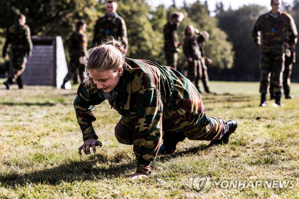 '진흙탕서 똑같이 포복' 군사훈련 받는 벨기에 공주