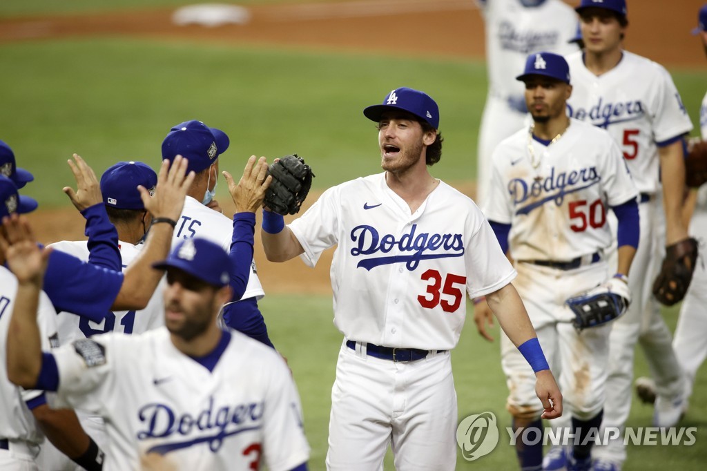 In this USA Today Sports photo via Reuters, Cody Bellinger (C) and the rest of the Los Angeles Dodgers celebrate their 8-3 victory over the Tampa Bay Rays in Game 1 of the World Series at Globe Life Field in Arlington, Texas, on Oct. 20, 2020. (Yonhap)