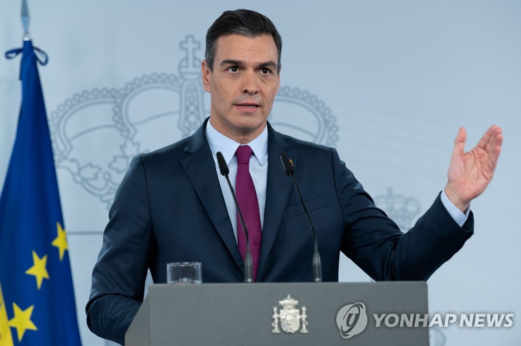 22일(현지시간) 기자회견장에서 발언하는 페드로 산체스 스페인 총리