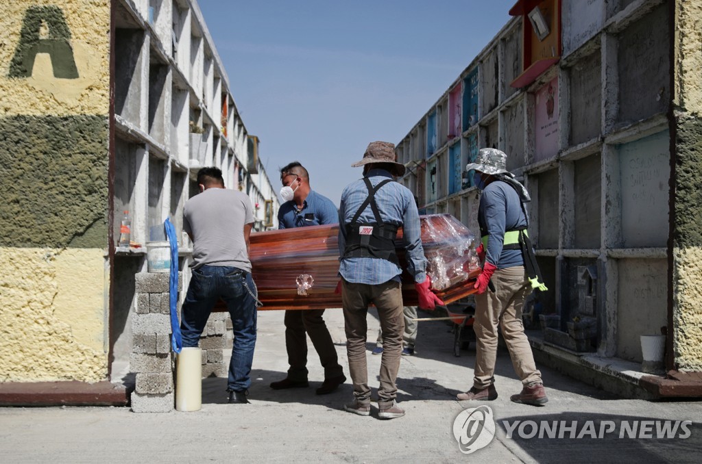 코로나19 사망자 시신 운구하는 멕시코 묘지 직원들
