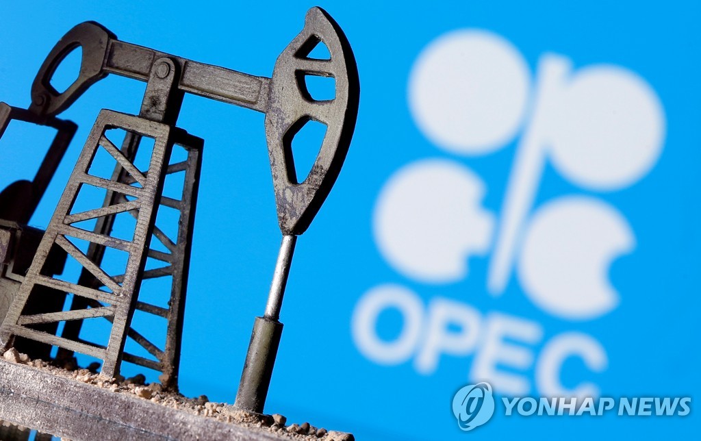 OPEC 로고 앞에 놓인 원유 펌프 모형