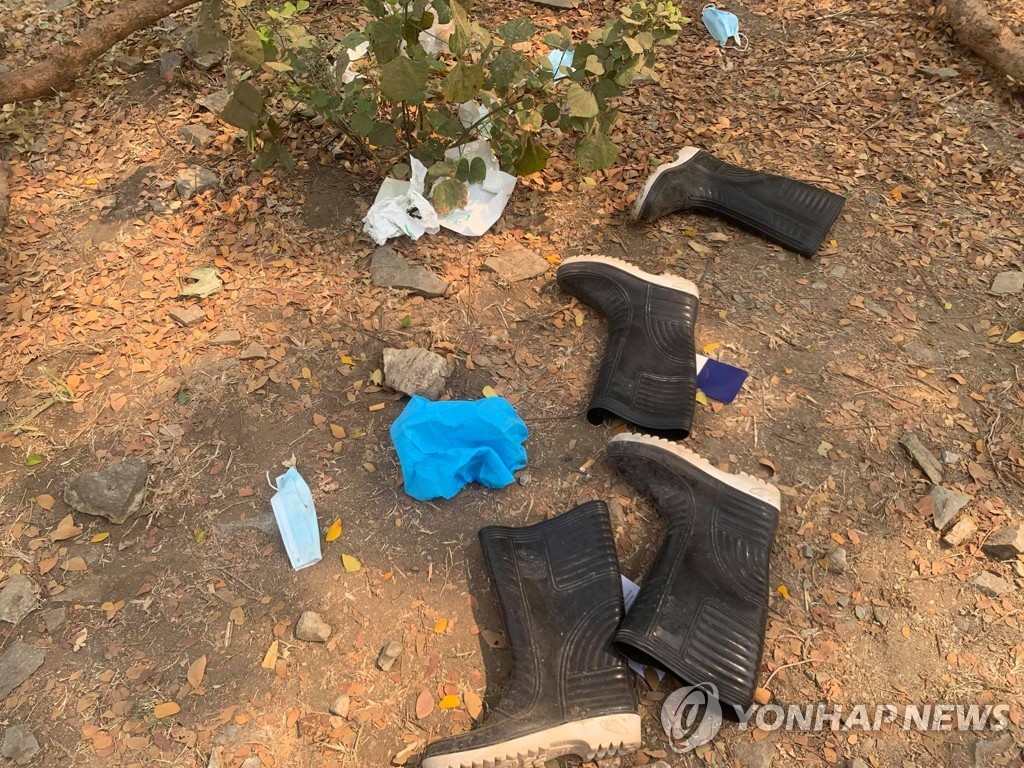 미얀마 당국이 도굴한 묘지 주변에서 발견된 물건들