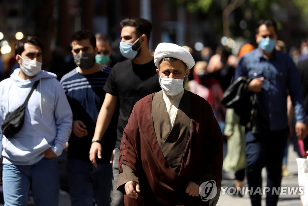 마스크 착용한 테헤란 시민들
