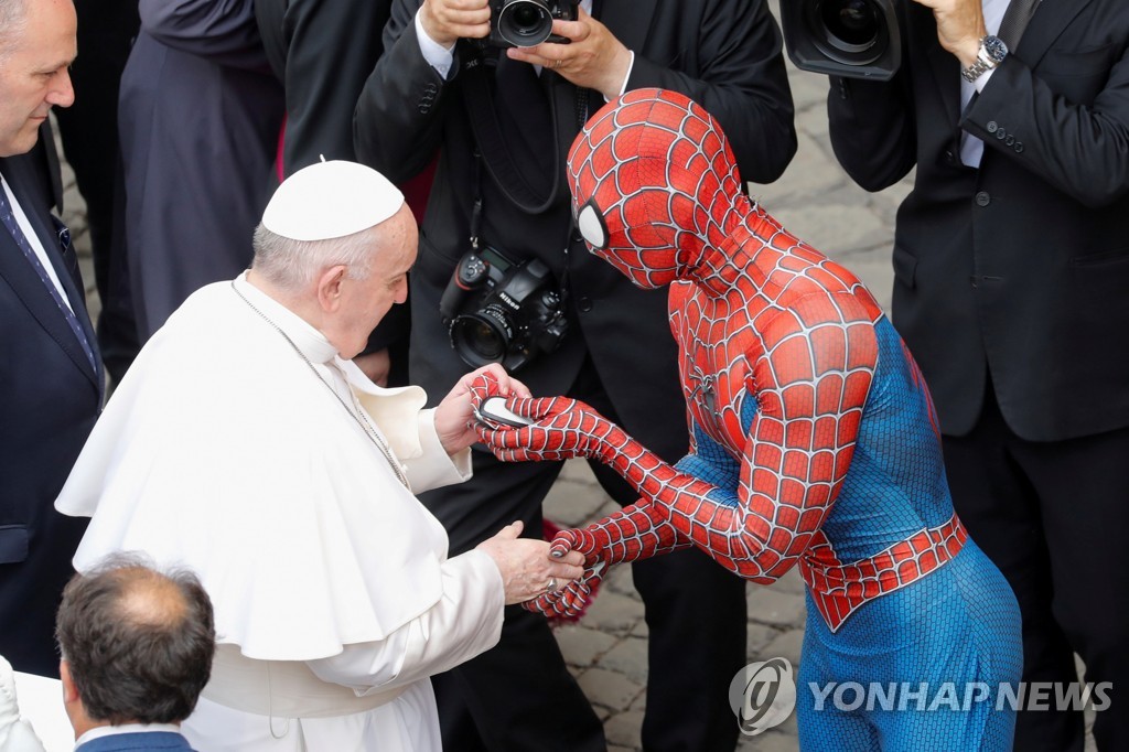 스파이더맨에게서 마스크를 선물받는 교황. [로이터=연합뉴스]
