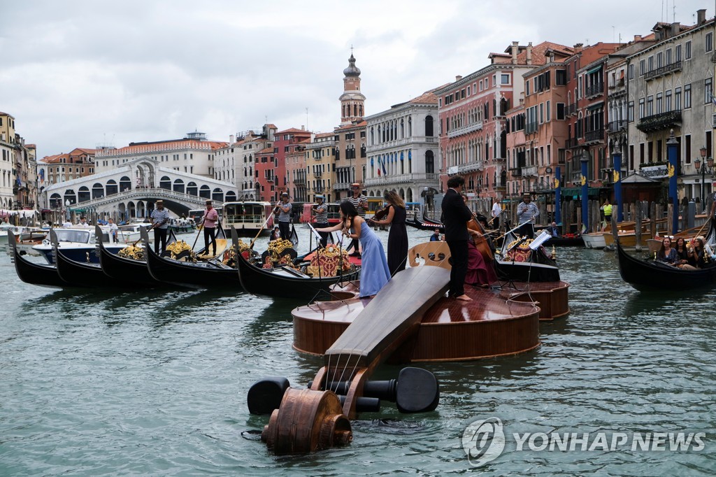 ITALY-VENICE/GIANT VIOLIN