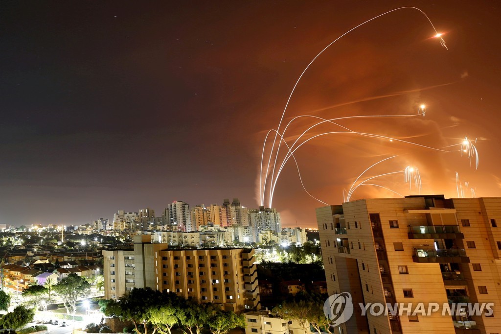 가자 지구의 로켓포 공격에 대응하는 이스라엘 아이언 돔 시스템 [로이터=연합뉴스]