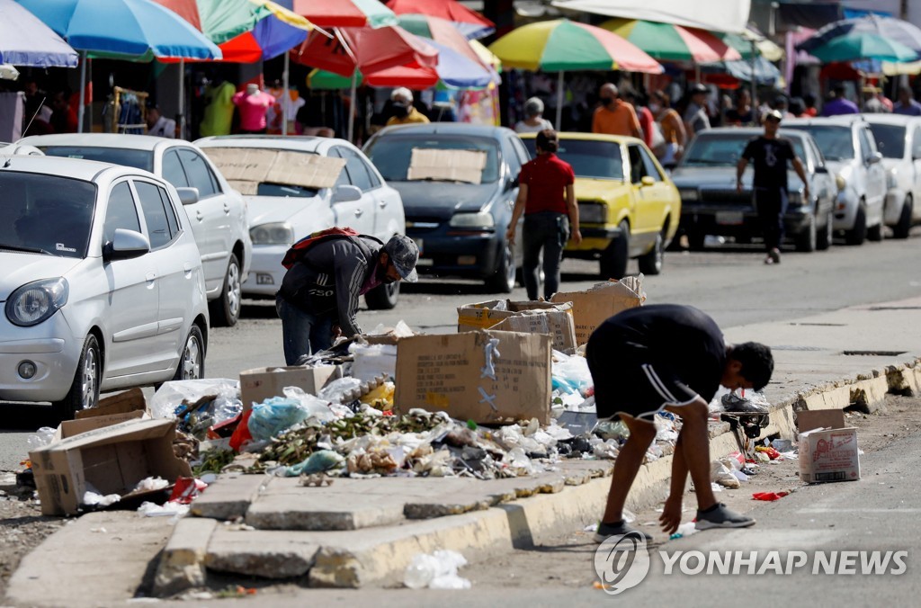 도로 가운데에서 쓰레기 뒤지는 베네수엘라인들