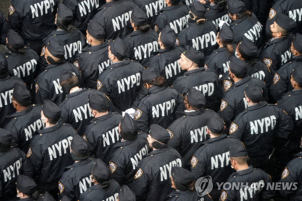 지난달 총격 사망한 경찰관 장례식에 참석한 뉴욕경찰 소속 경관들