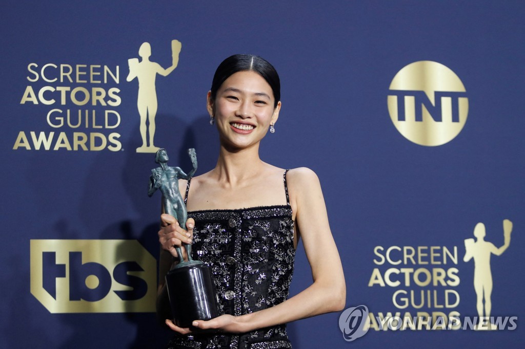 In this Reuters photo, South Korean actress Jung Ho-yeon poses with her award for Outstanding Performance by a Female Actor in a Drama Series at the 28th U.S. Screen Actors Guild Awards on Feb. 27, 2022. (Yonhap)