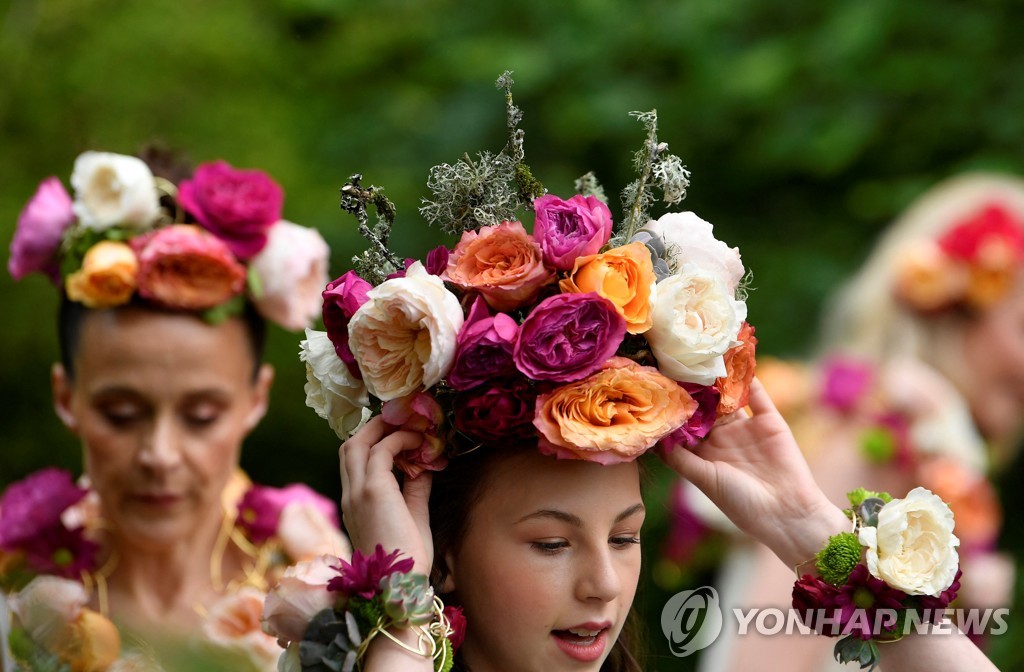 첼시 플라워 쇼에서 화관 장식한 사람들