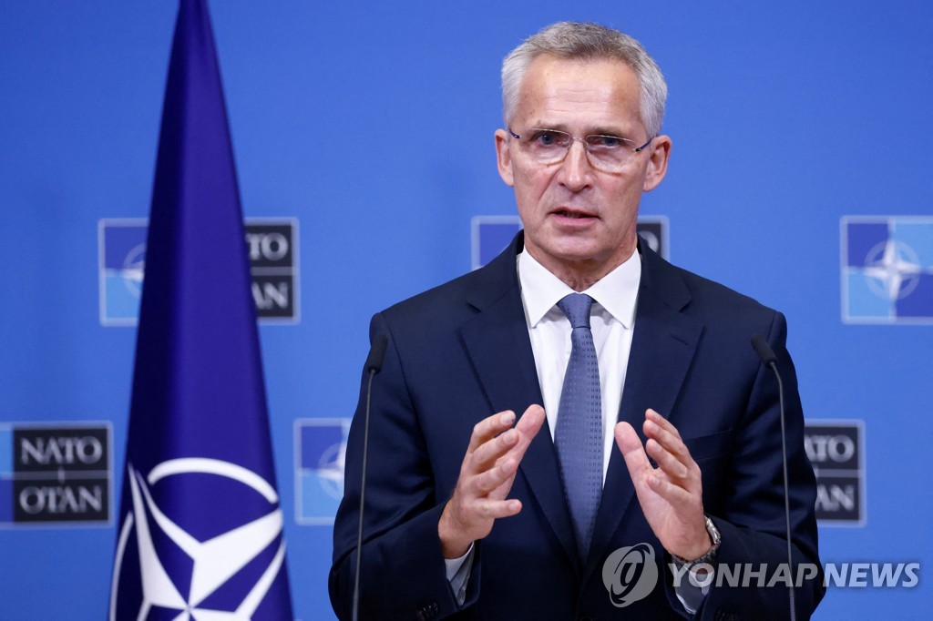 기자회견에서 발언하는 나토 사무총장