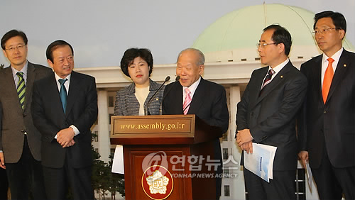 국회에서 열린 기자회견에 참석 중인 김남수(자료)