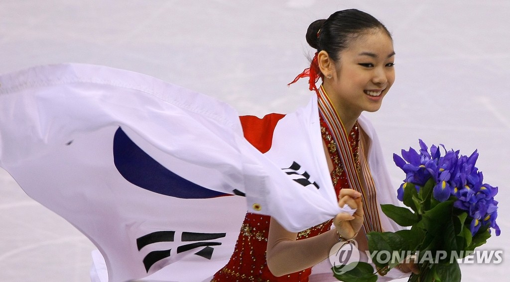 활짝웃는 김연아, 태극기 들고 자축