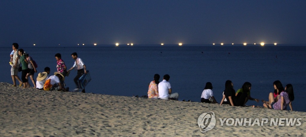 경포 밤바다서 무더위 식히는 주민들(자료사진)