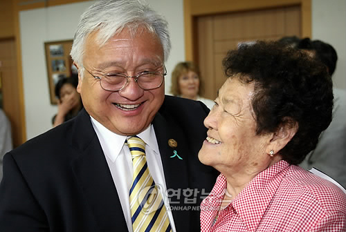 나눔의 집 찾은 혼다 美 하원의원