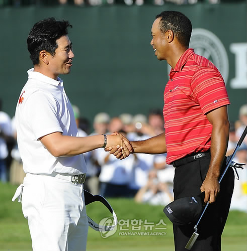 '황제' 우즈 잡은 양용은, PGA 역사상 '최대 반전' 3위 - 1