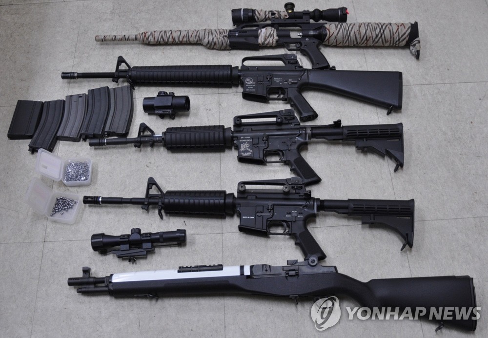 '성남 공기총난사범'에게 압수한 공기총.모형 총기