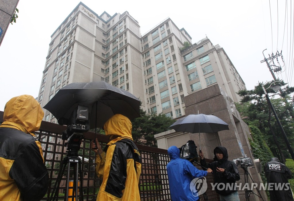 탤런트 박용하 자택서 자살