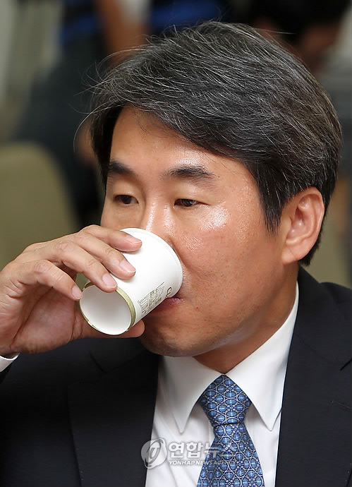 물 마시는 신재민 후보자