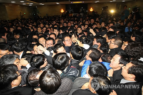 본회의장 진입시도하는 한나라당(자료사진)