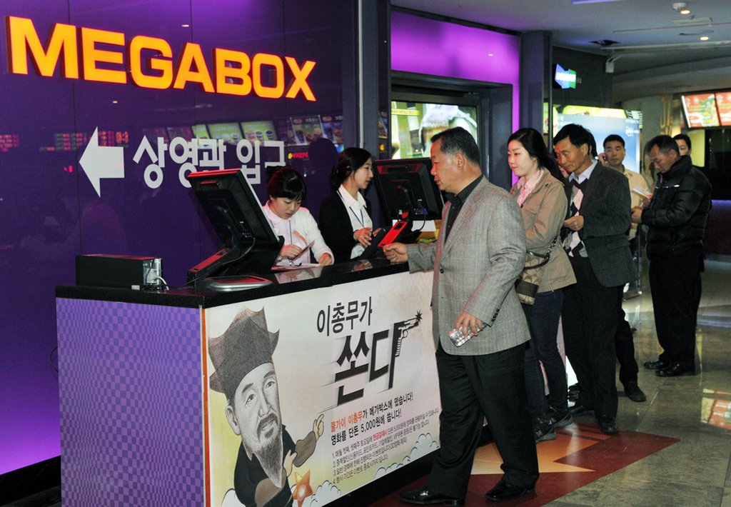 사진은 지난 4월 3일 경남 창원에 있는 메가박스 영화관 내에 마련된 '두산중공업 협력사 전용 가족영화관'에 협력사 직원과 가족들이 영화 관람을 위해 입장하고 있는 모습(자료사진)