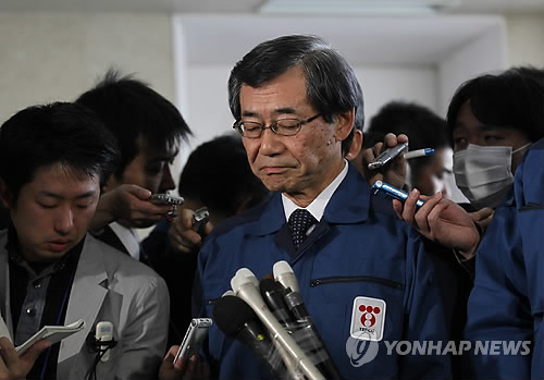 사진은 지난 4월 11일 도쿄전력 시미즈 마사타카 사장이 원자력발전소 사고 이후 처음으로 후쿠시마현을 방문해 기자회견을 하고 있는 모습(AP=연합뉴스, 자료사진)