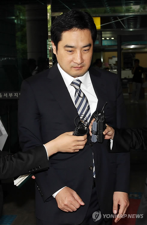 여대생 성희롱 발언 파문을 일으킨 무소속 강용석 의원(자료사진)