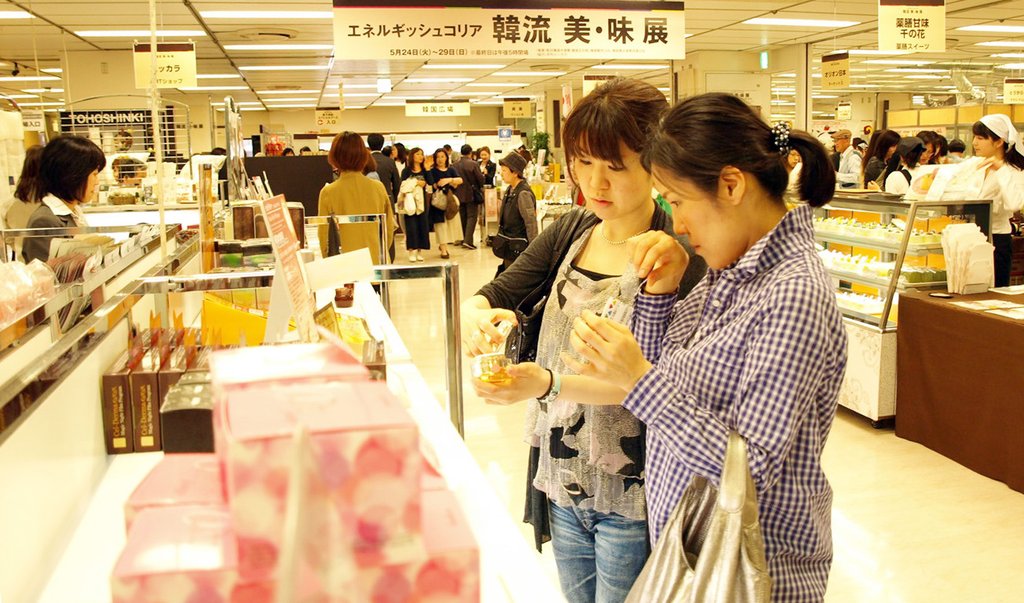 한국산 화장품 살펴보는 일본 여성들