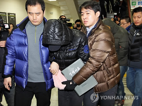 대구 중학생 자살사건의 가해학생들이 지난해 12월 대구지방법원에서 영장실질심사를 받은뒤 경찰의 보호를 받으며 법정을 나서고 있다.(자료사진)