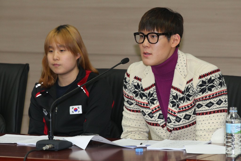 박태환과 2011년도 대한수영연맹 최우수선수상을 받았던 최혜라(왼쪽).