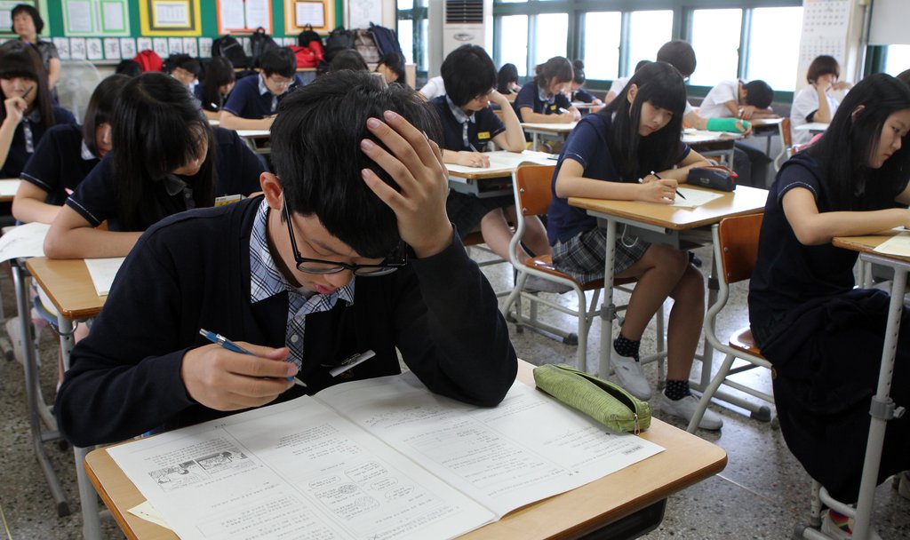 서울의 한 중학교 학생들이 시험을 치르고 있다. <<연합뉴스DB>>
