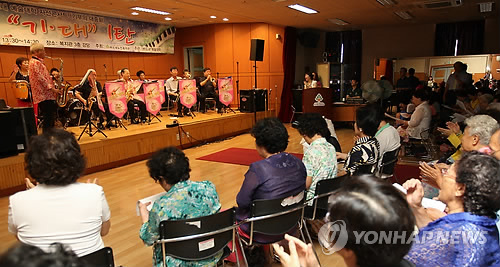 어르신 밴드의 재능 기부 콘서트