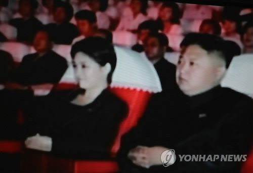 김정은 옆 젊은여성은 부인 리설주